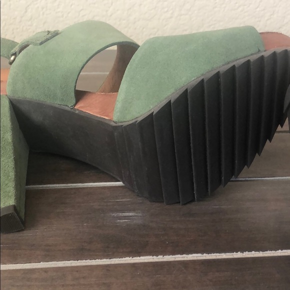 Shoes - Picture 4 of 8